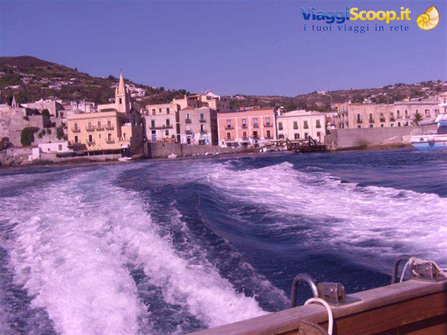 Lipari dal mare.