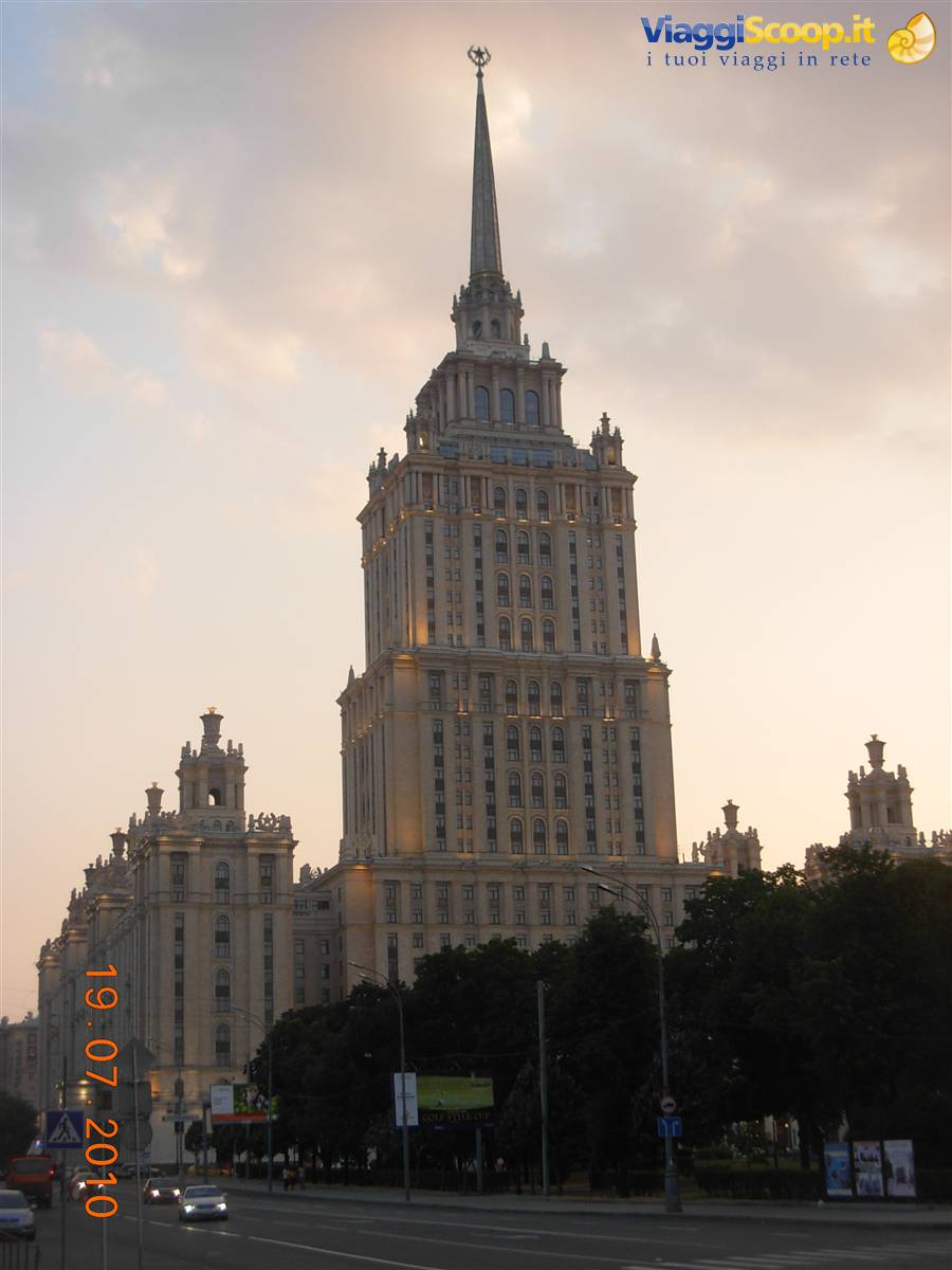 Mosca - hotel Ucraina visto dal fiume Moscova