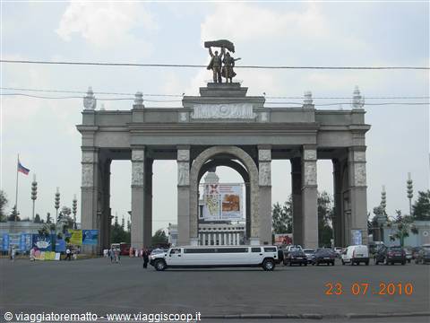 Mosca - All-Russian Exhibition Center, ingresso con piccola Hammer!