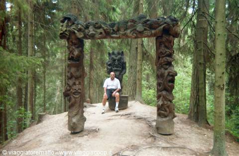 Neringa - statue nella foresta