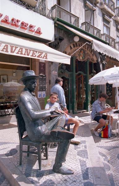 Lisbona - statua davanti lo storico caffè La Brasileira