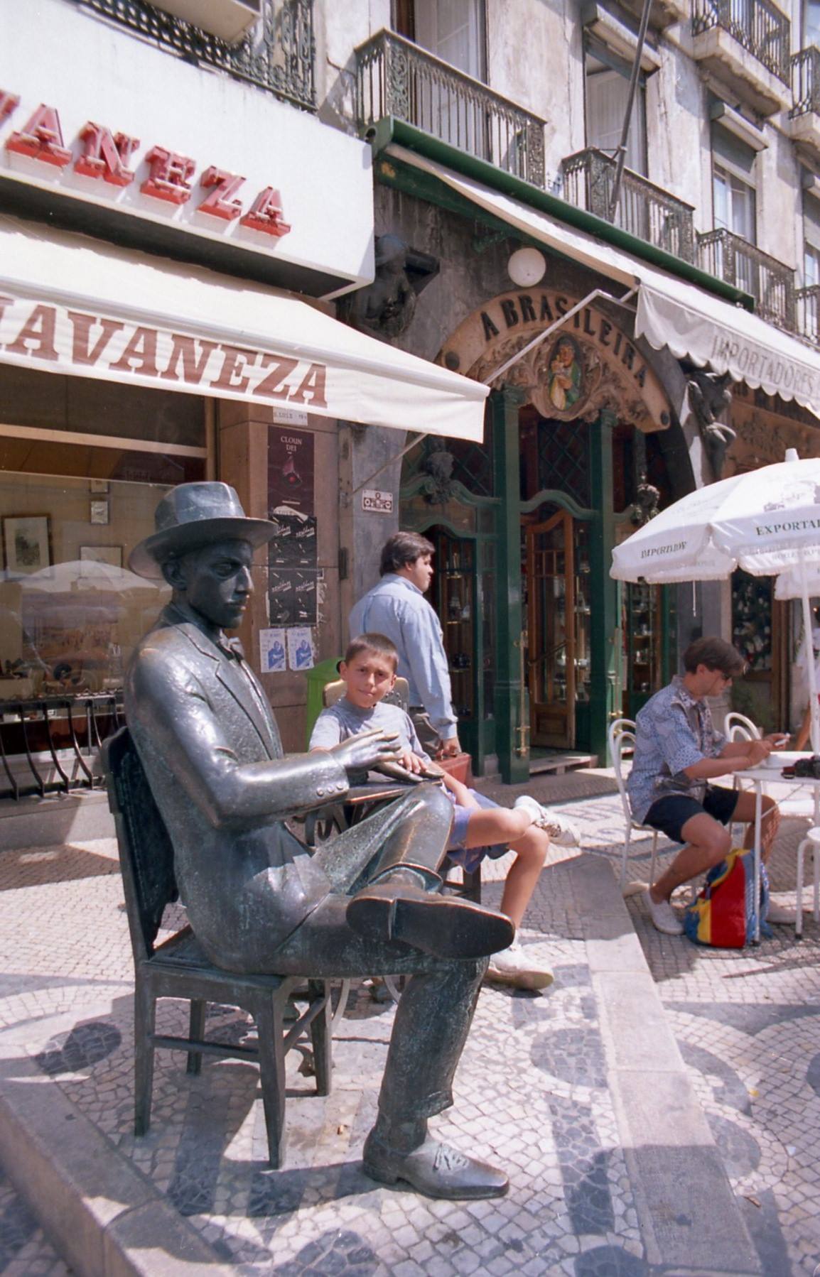Lisbona - statua davanti lo storico caffè La Brasileira