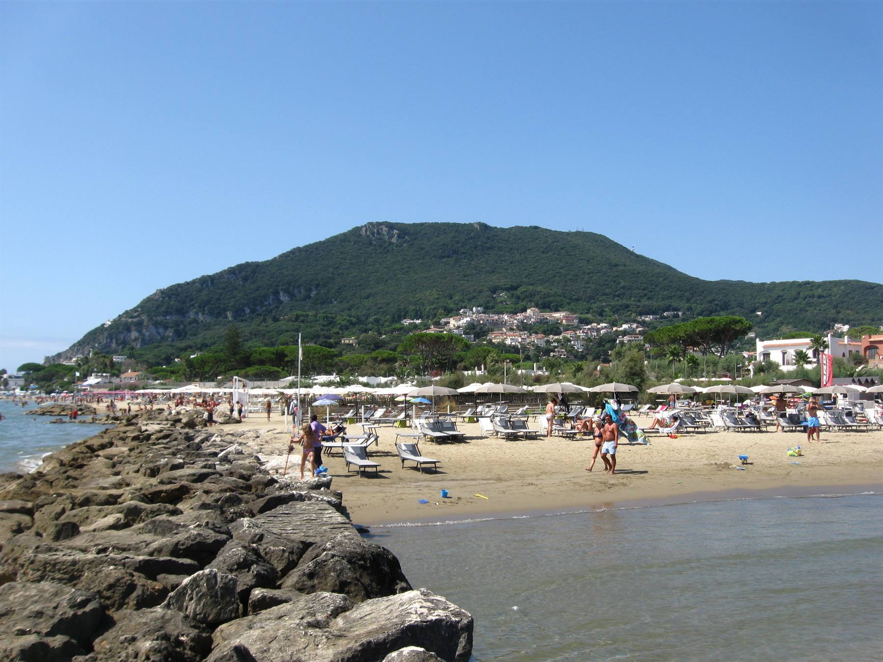 promontorio del Circeo dalla spiaggia