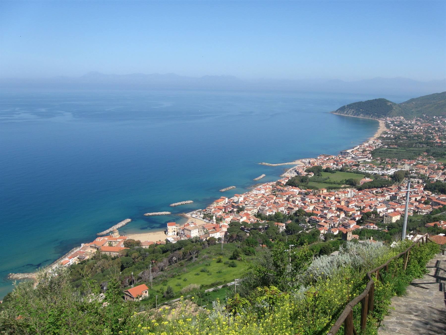 Santa Maria di Castellabate, case sul mare con scogliere e spiaggia sabbiosa