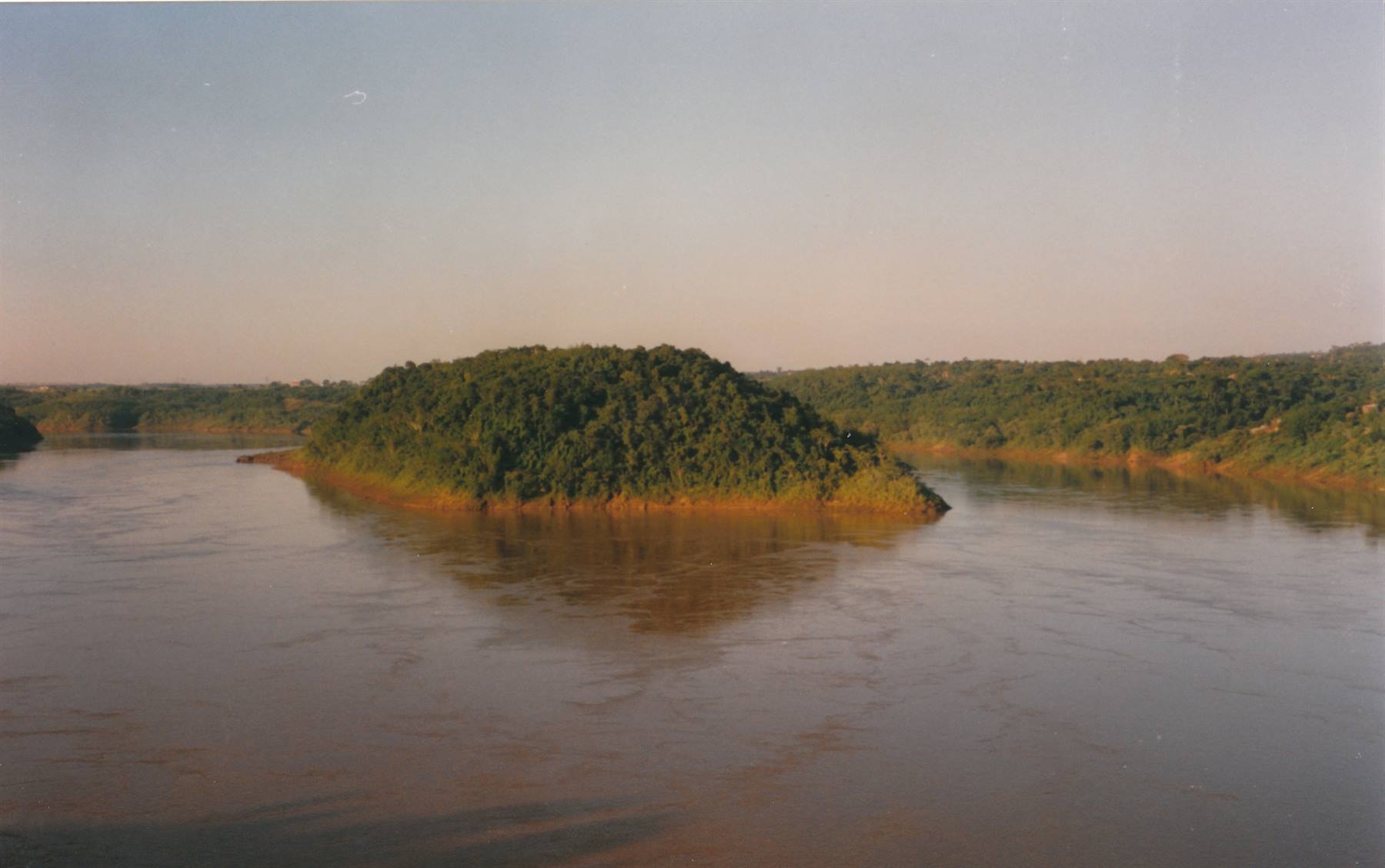 isola sul fiume Paranà