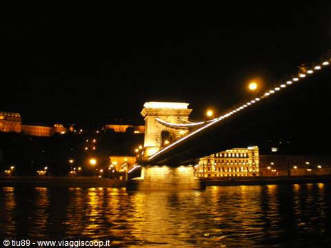 ponte delle catene di notte