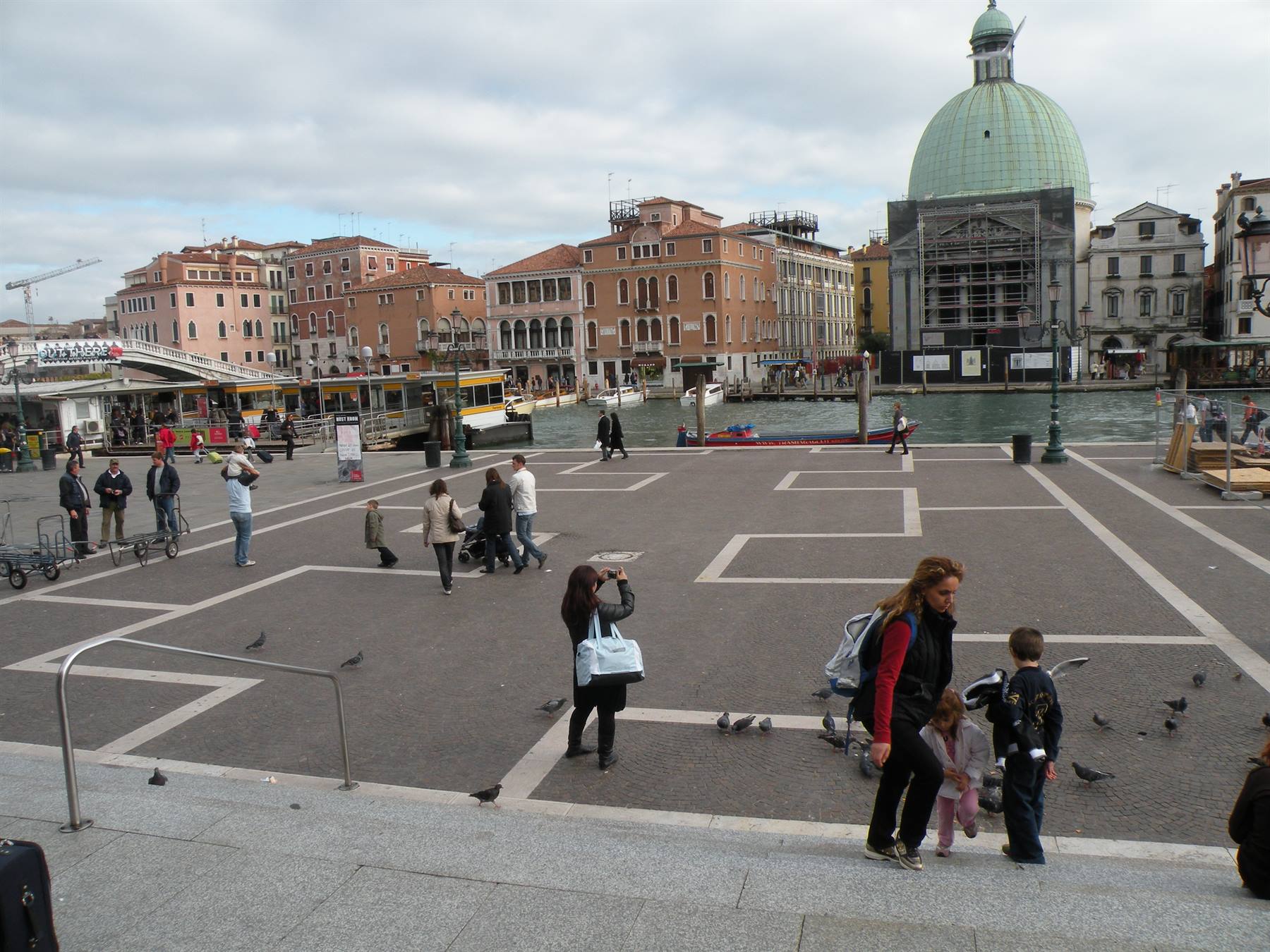 piazzale della stazione Lido, appena arrivata già faccio foto :-)