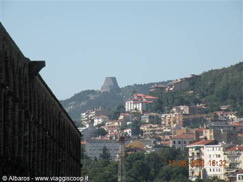 chiesa moderna sula collina