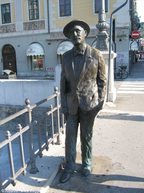 la statua di James Joyce sulla darsena