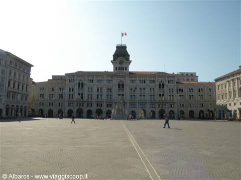 la piazza che si affaccia sul mare