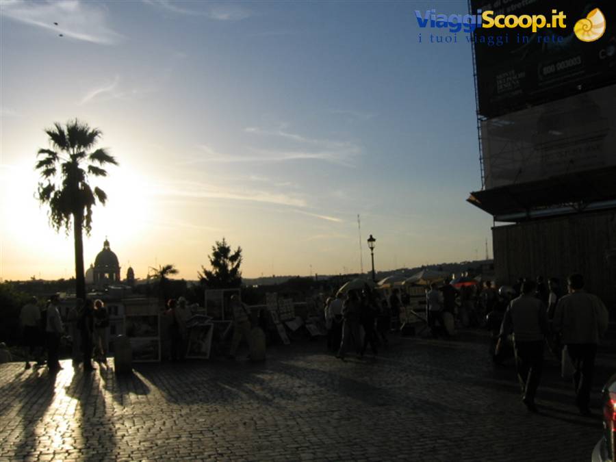 piazza della Trinità piena di pittori al tramonto