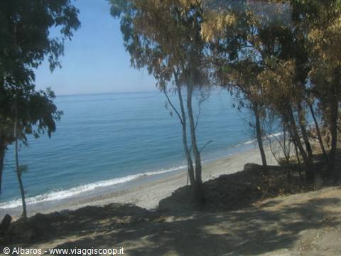 la ferrovia spesso è quasi sulla spiaggia......