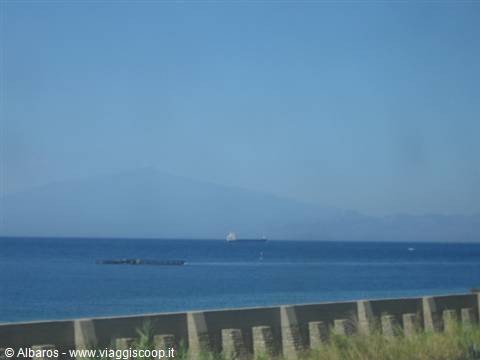 come una suggestione onirica inizia ad apparire l'Etna...