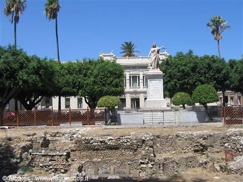 davanti al Palazzo del Governo si scava nella memoria...