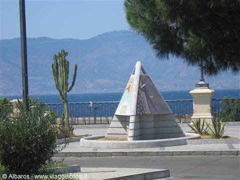 sul lungomare diverse statue abbelliscono il panorama verso la Sicilia