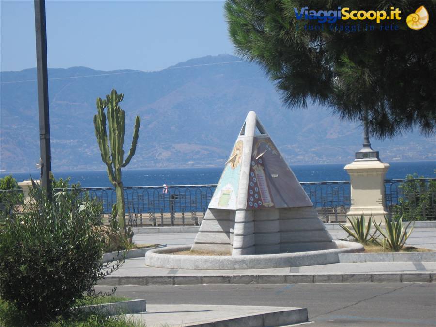 sul lungomare diverse statue abbelliscono il panorama verso la Sicilia