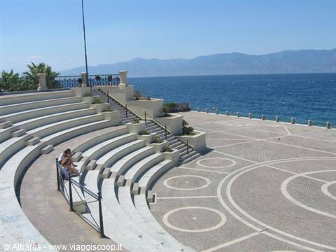 un'altra piazza del lungomare