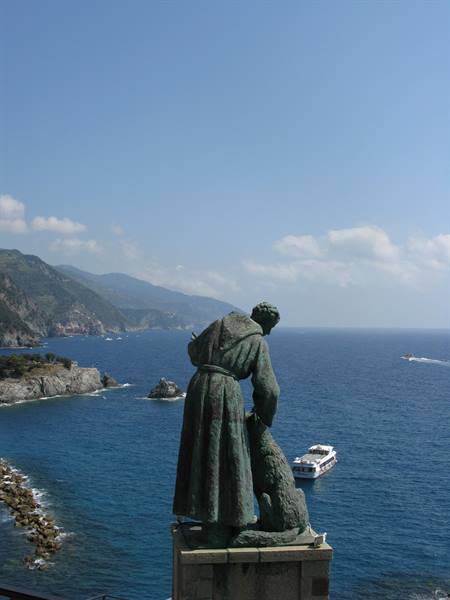 San Francesco si affaccia sul mare di Monterosso