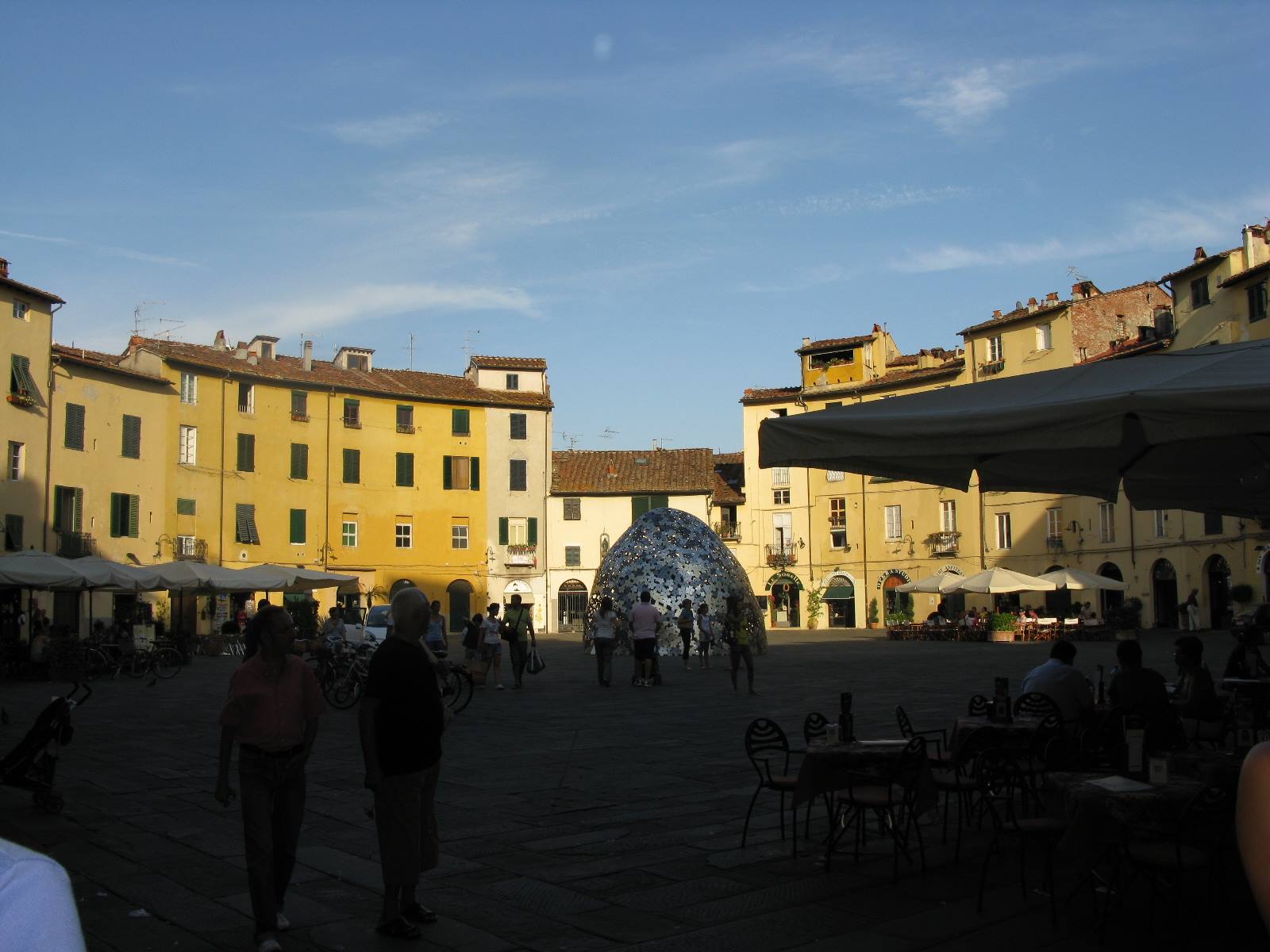 piazza dell'anfiteatro a Lucca