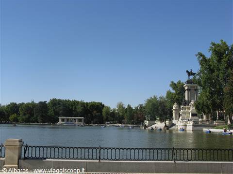 laghetto e Monumento ad Alfonso II nel Parco del Buon Ritiro