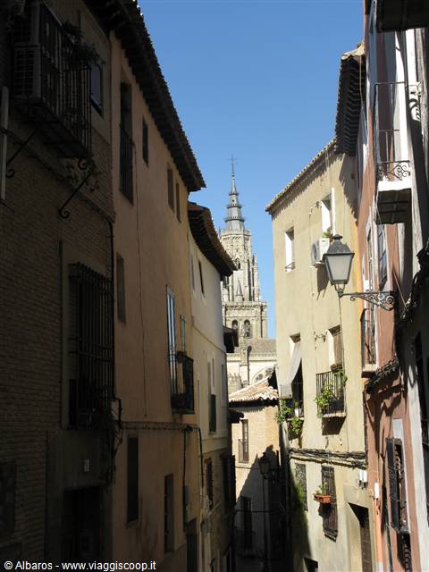 campanile della cattedrale visto da una viuzza