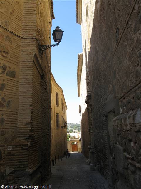 una tipica via della città vecchia di Toledo