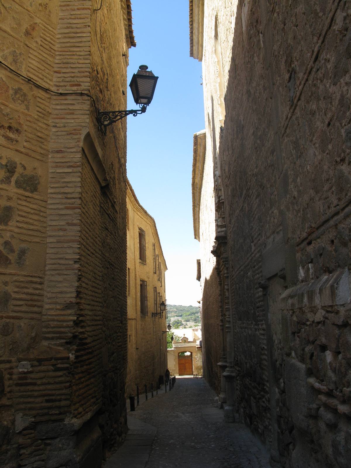 una tipica via della città vecchia di Toledo