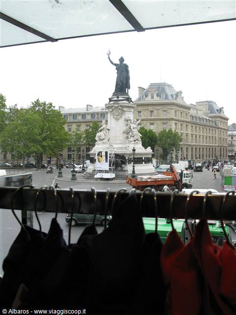 Place de la Repubblique vista da un negozio