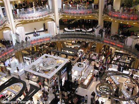 l'interno della Gallerie La Fayette