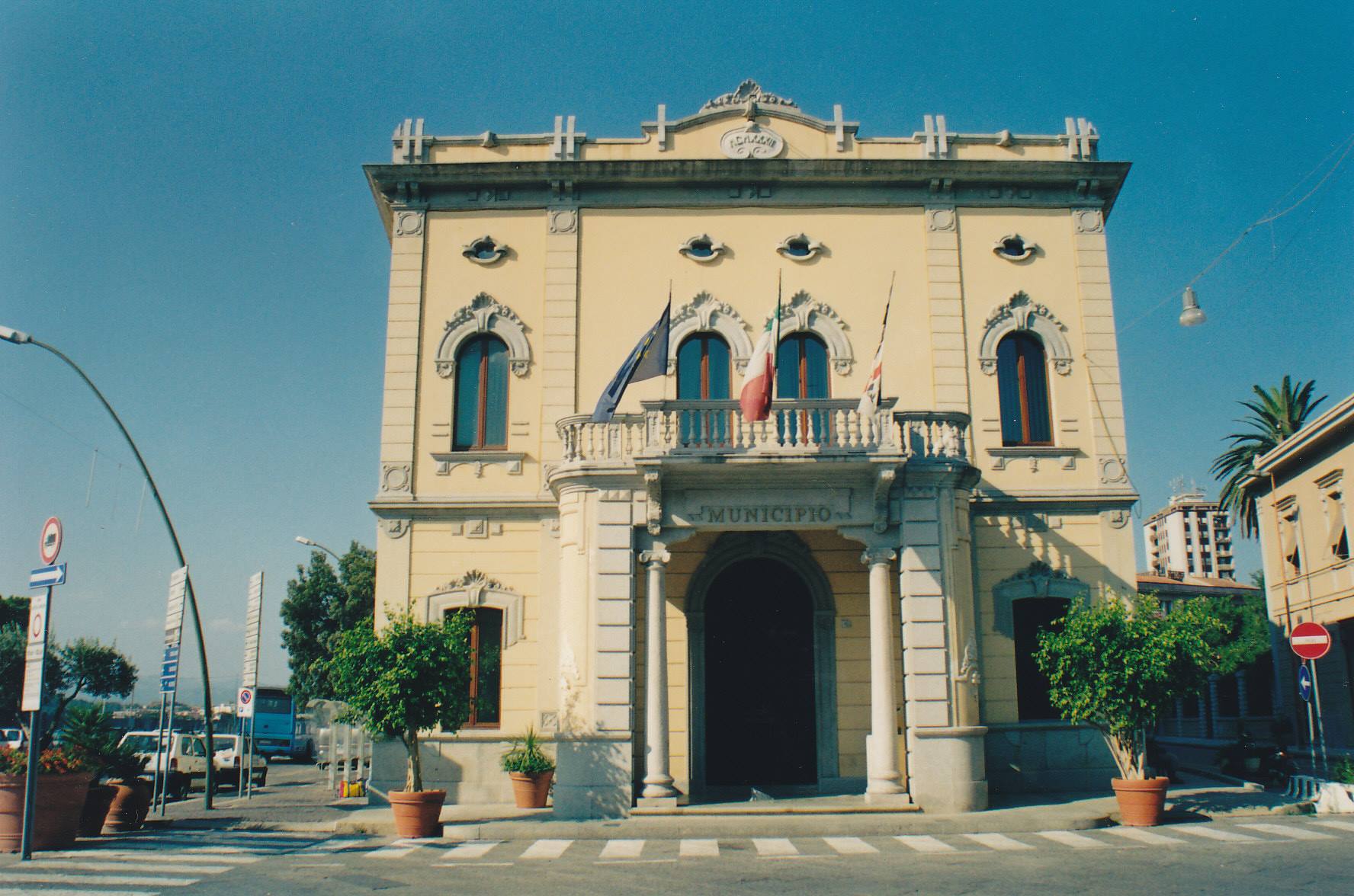 Di ritorno una breve sosta a Olbia, la sede del Municipio