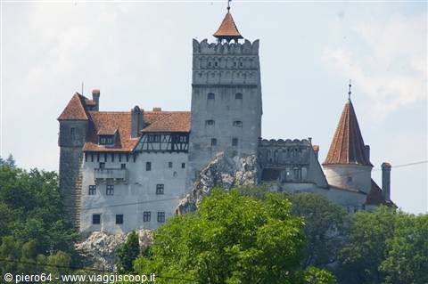 Il mitico castello del Conte Dracula visto dal paese adiacente
