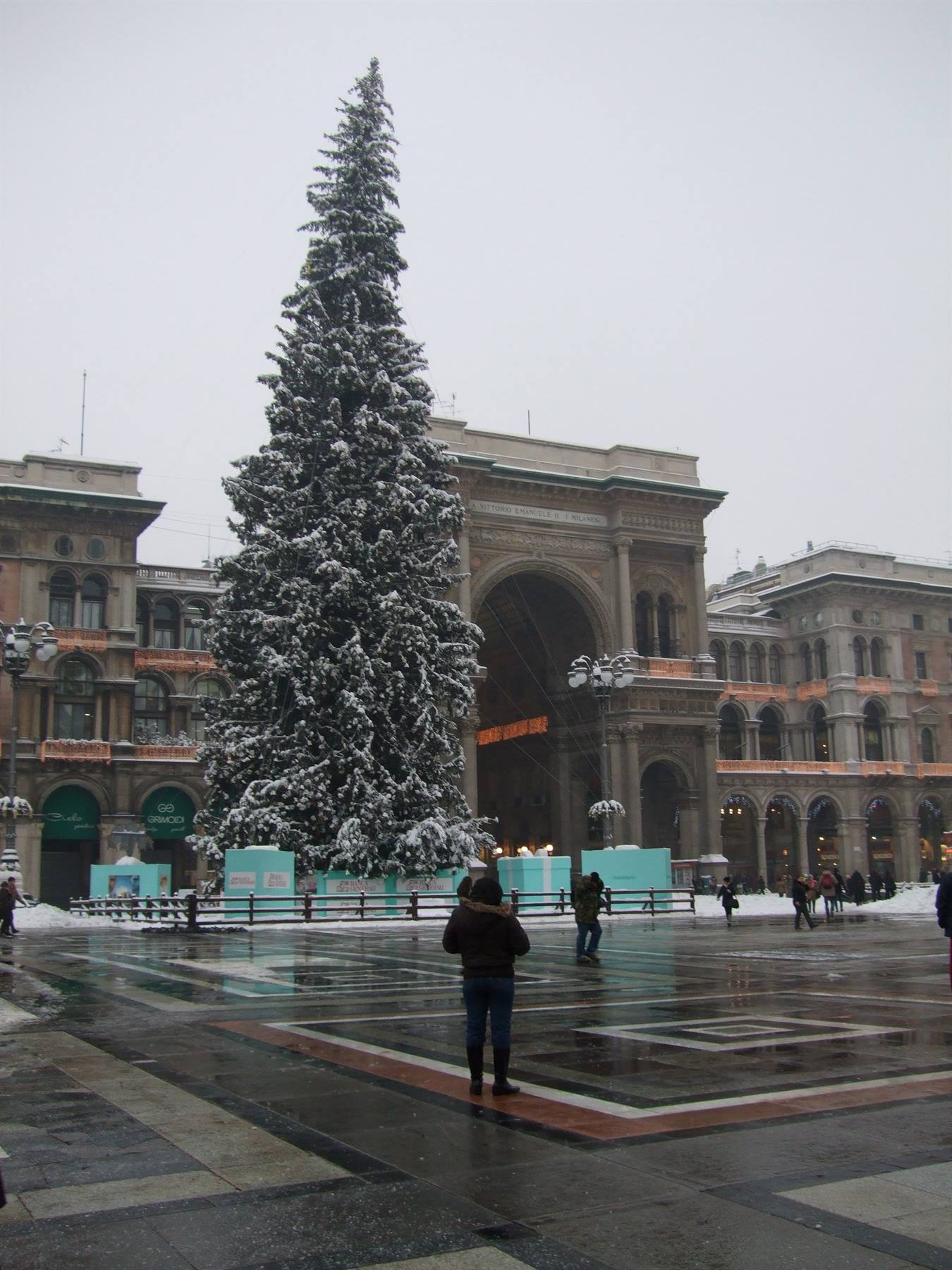 Piazza del Duomo, con l'albero di Natale e l'entrata della Galleria