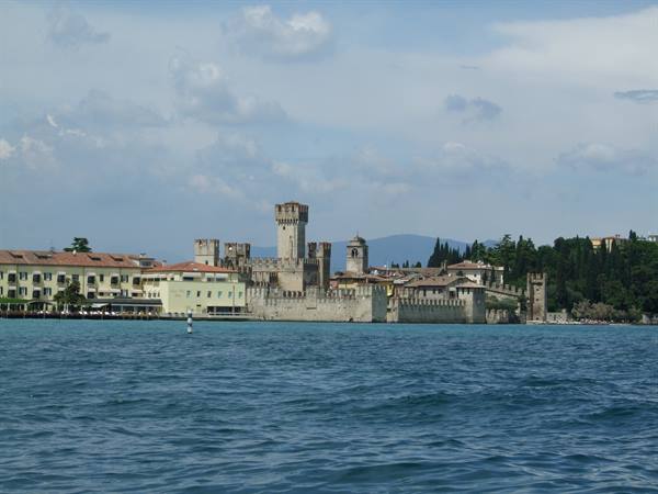 La rocca scaligera dalle acque del Garda