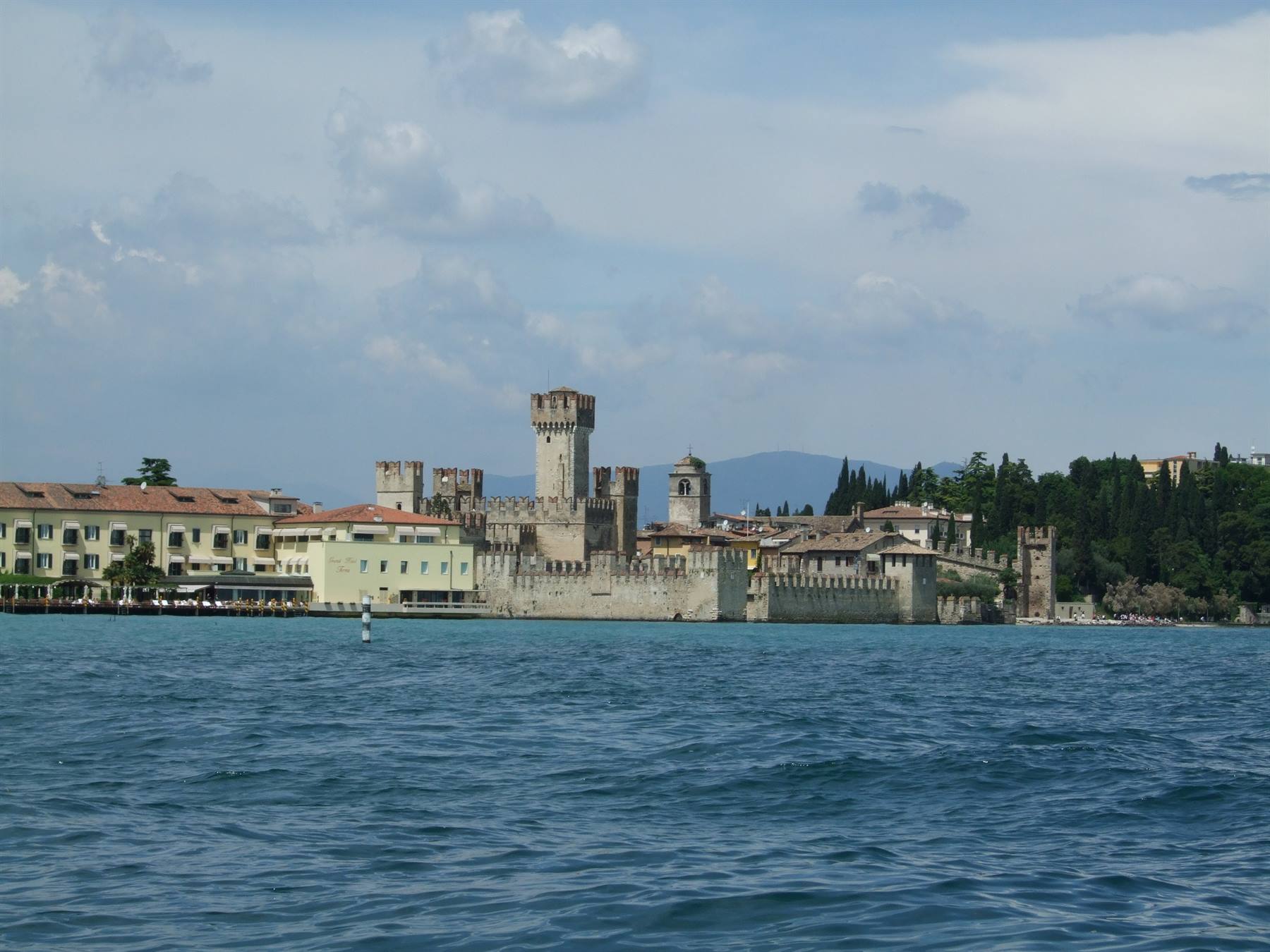 La rocca scaligera dalle acque del Garda