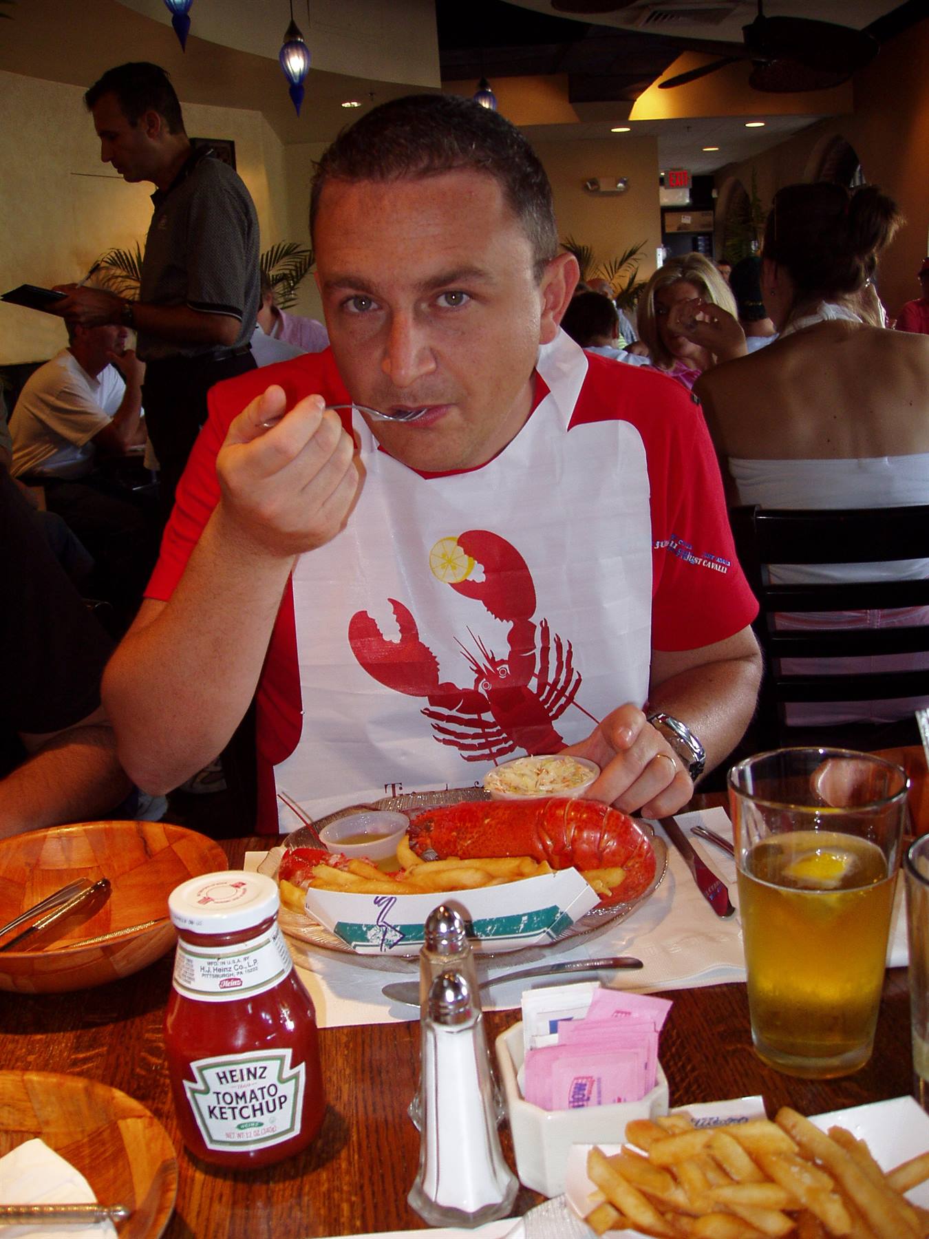 mangiando una aragosta