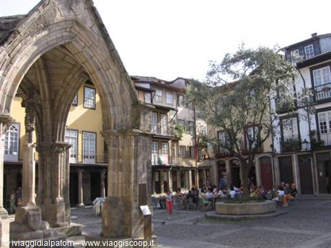 Guimaraes: Praca de Santiago