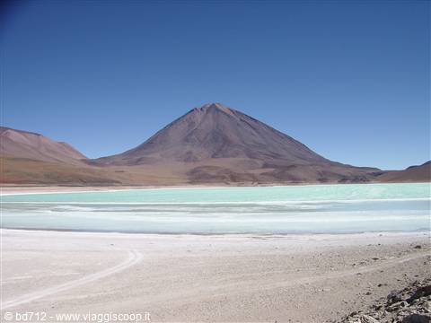 Laguna Verde con il vulcano Licancabur