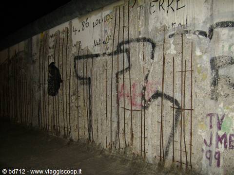 ...resti del muro al Monumento Commemorativo nella Bernauer Strasse...