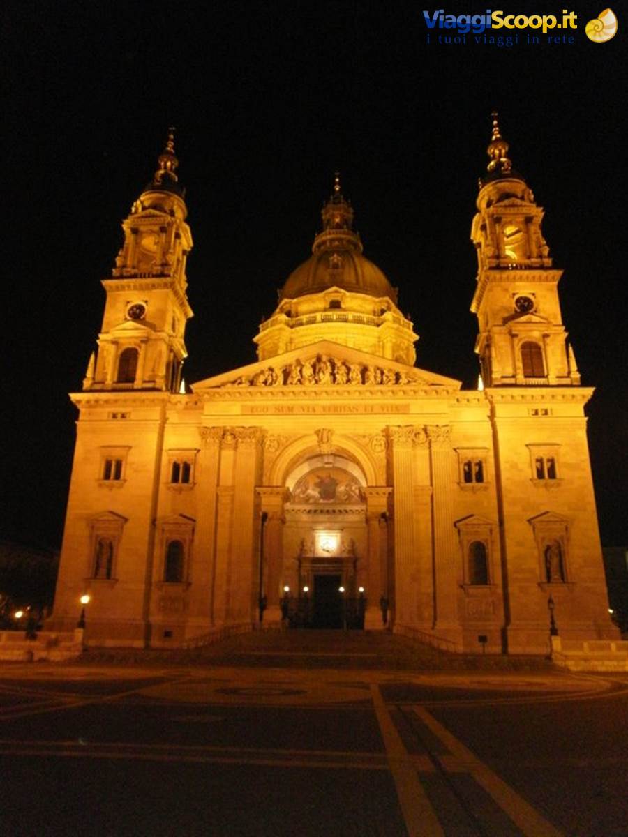 Basilica Santo Stefano by night