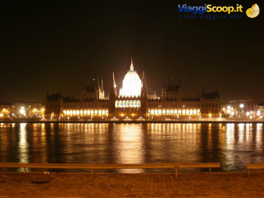 Il parlamento by night