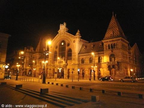 Mercato coperto by night