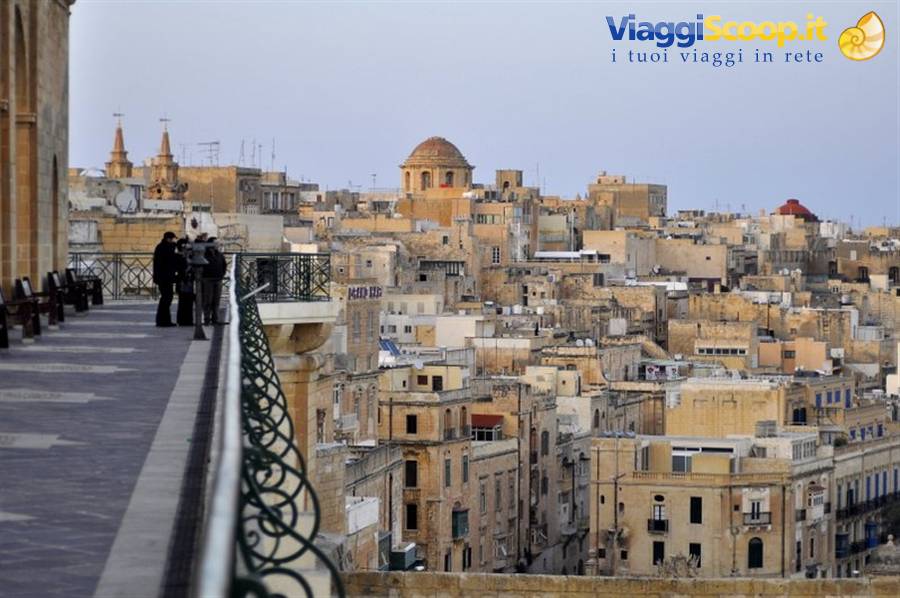 veduta di La Valleta al tramonto dai giadini Barraka