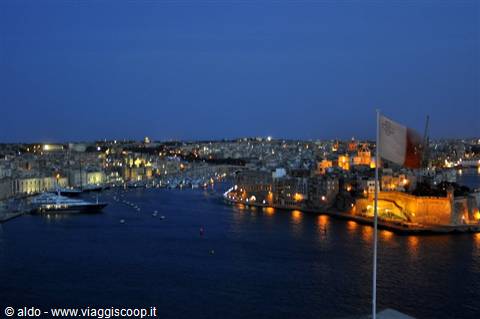 gran harbour by night