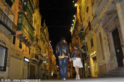di notte per le vie di La Valletta