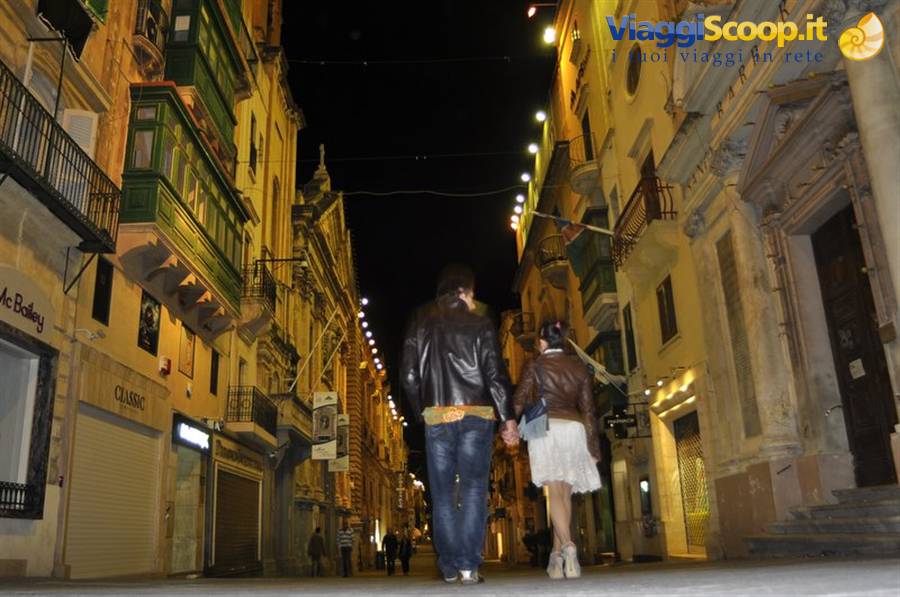 di notte per le vie di La Valletta