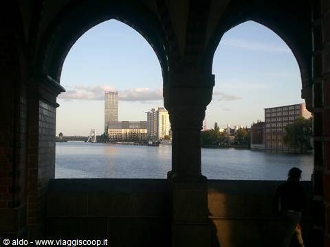 Sotto al ponte Oberbaum