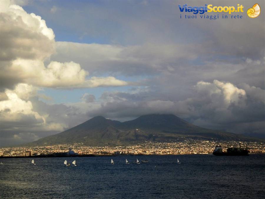 Mergellina vista sul golfo e vesuvio