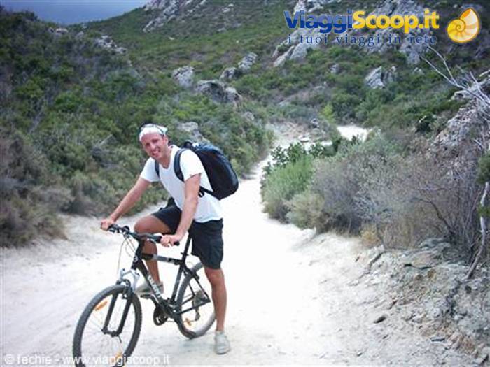 In mountain bike negli Agriates