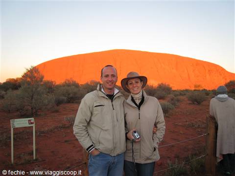 Uluru all'alba