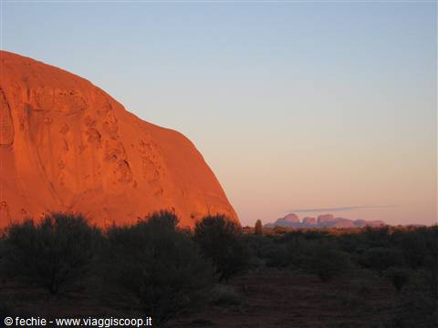 Uluru e, sullo sfondo, Kata Tjuta